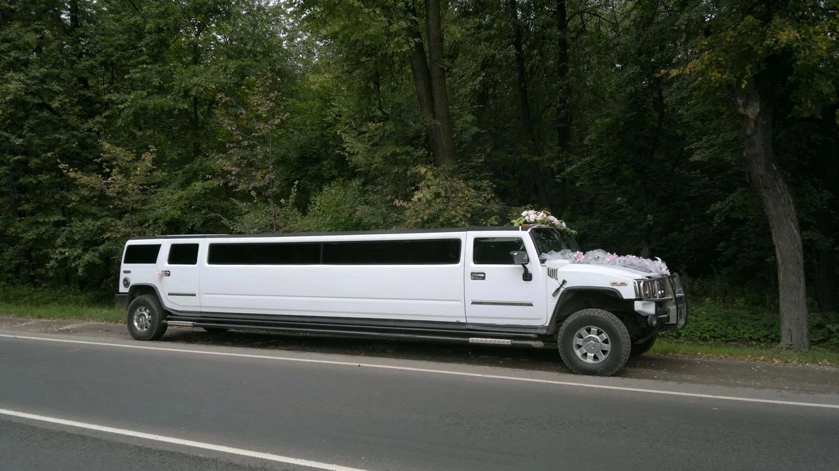 Аренда Hummer H2 I лимузин белый с водителем в Москве, цена от 2000 р/ч