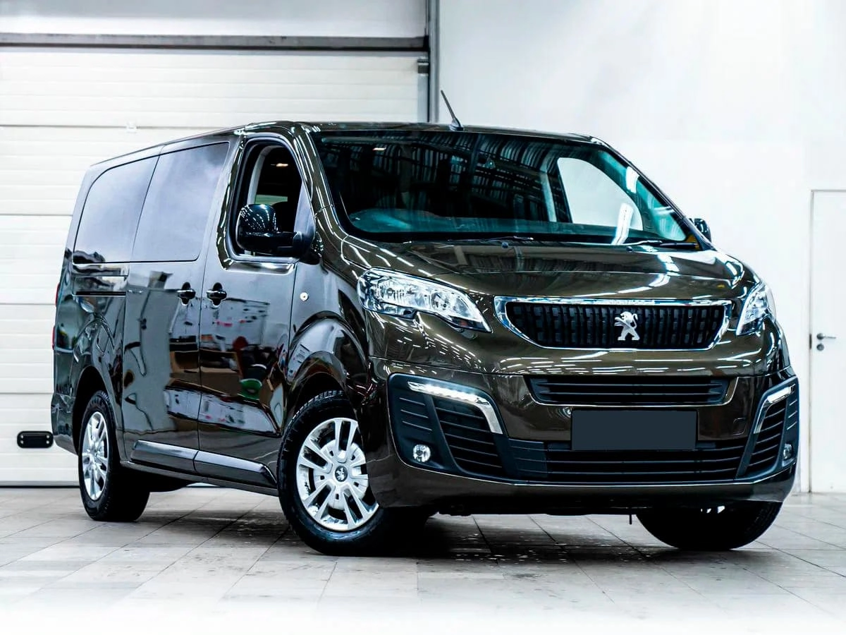 Аренда минивэна Peugeot Traveller Long I 2021 коричневый с водителем в  Москве, цена от 1500 р/ч