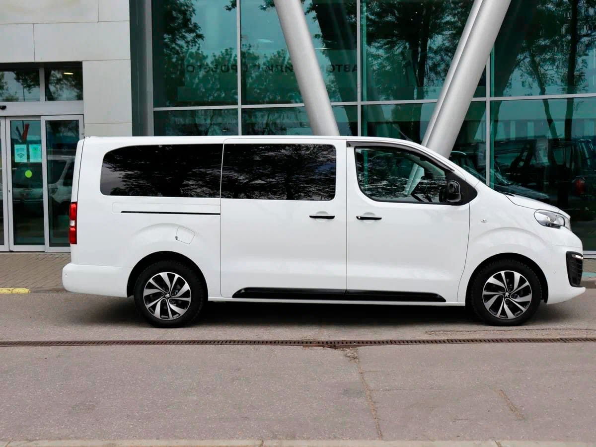 Аренда минивэна Peugeot Traveller Long I 2021 белый с водителем в Москве,  цена от 1500 р/ч