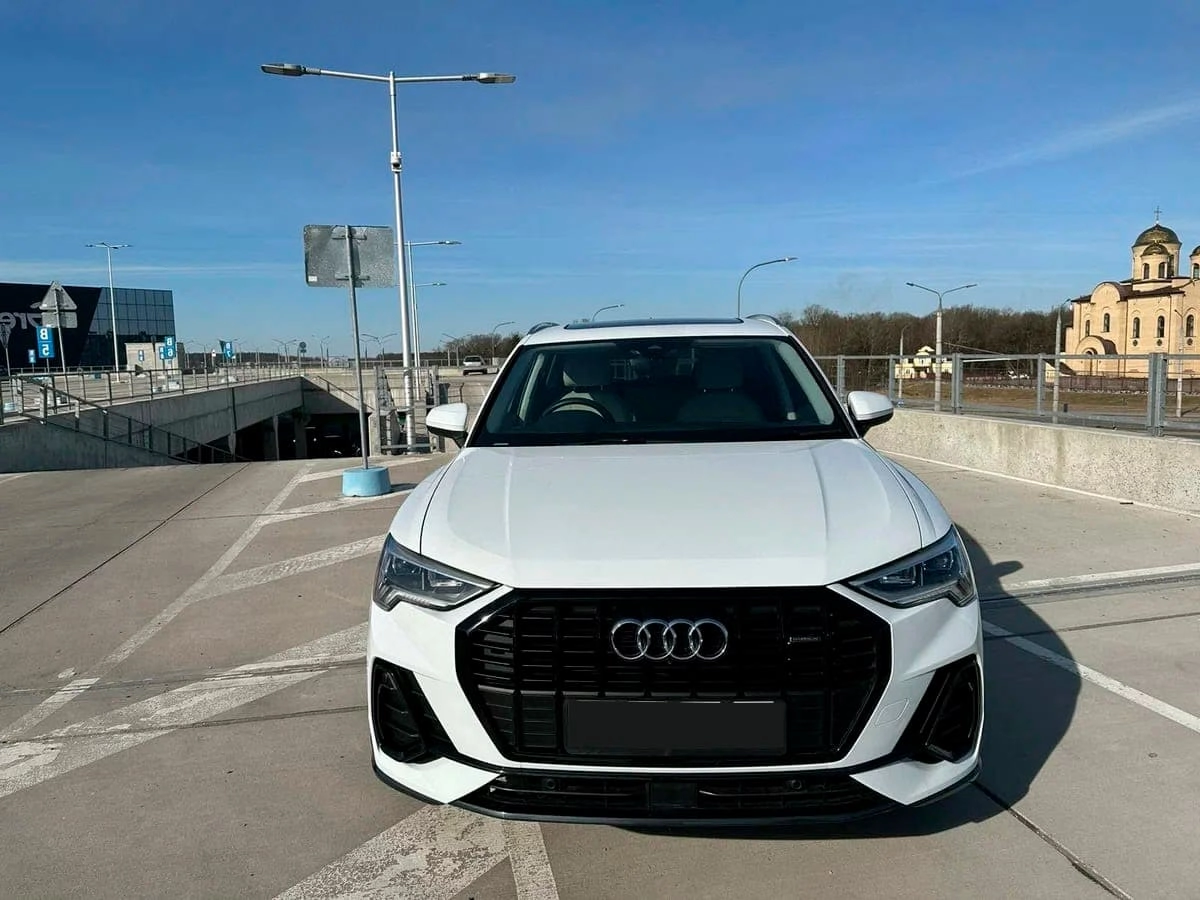 Аренда Audi Q3 II (F3) 2021 белый с водителем в Москве, цена от 2200 р/ч