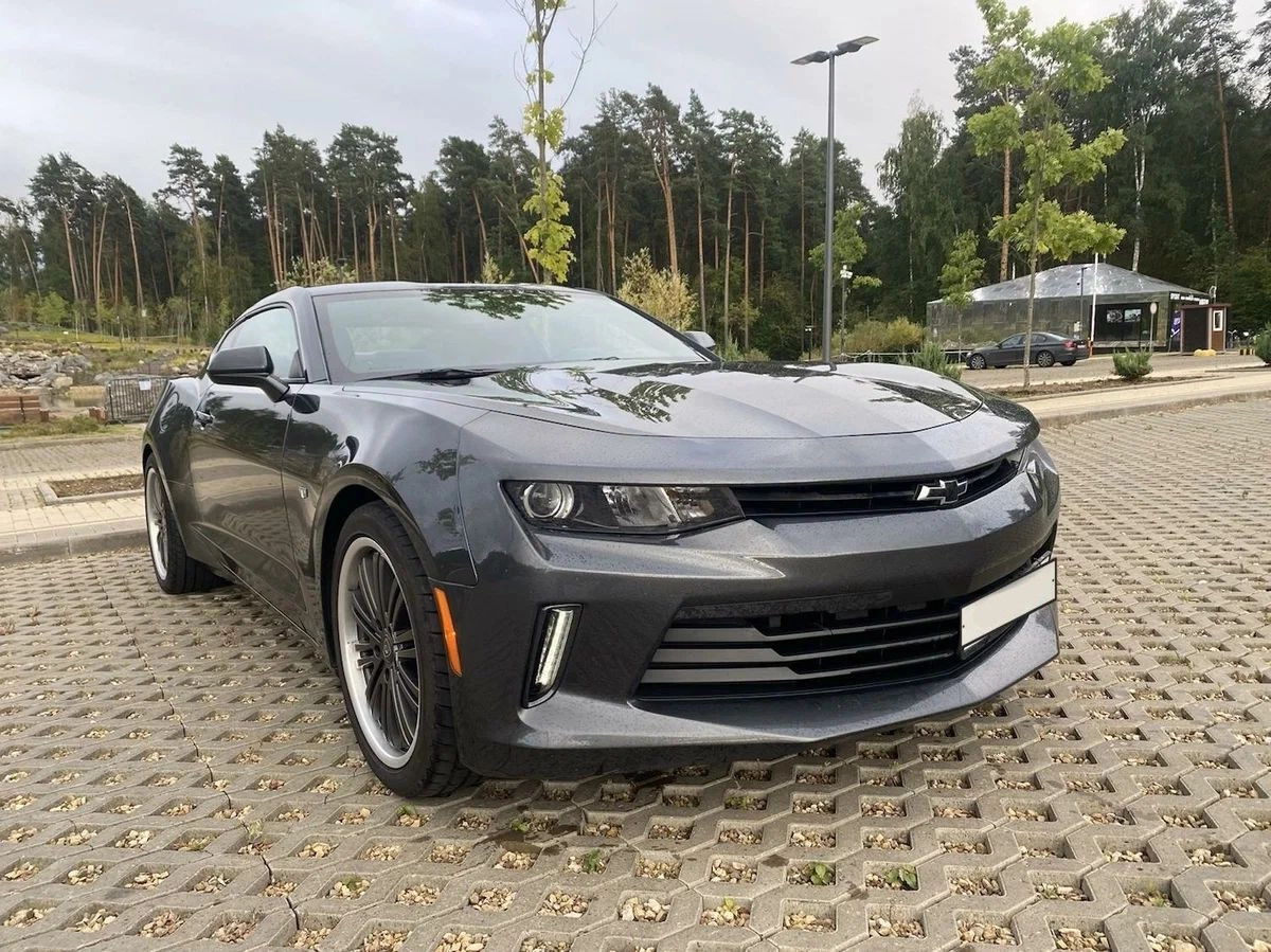 Аренда Chevrolet Camaro VI серый с водителем в Москве, цена от 2000 р/ч