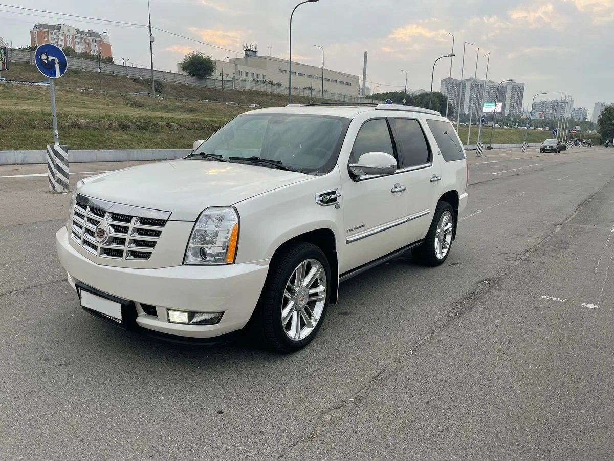 Аренда Cadillac Escalade III Hybrid белый с водителем в Москве, цена от  2500 р/ч