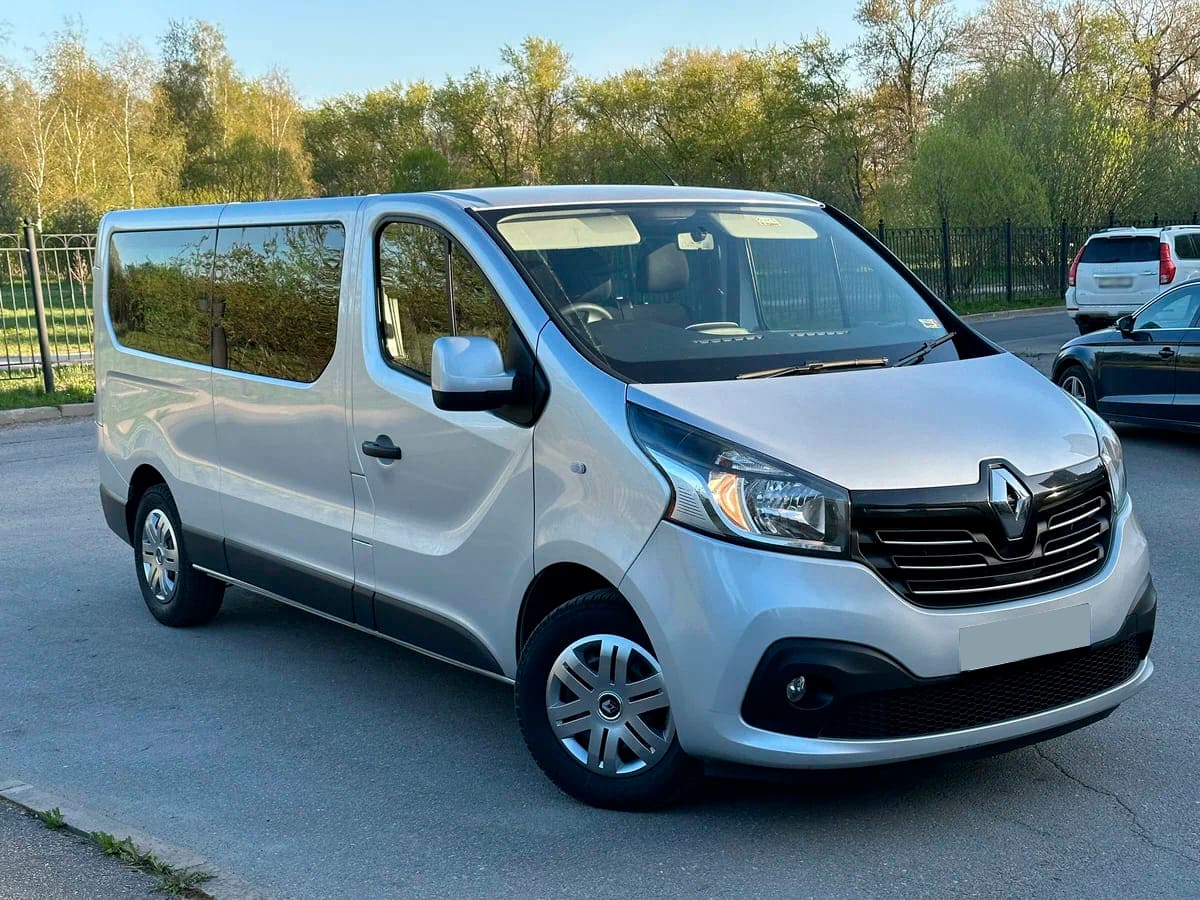 Аренда минивэна Renault Trafic III 2020 серебристый с водителем в Москве,  цена от 1300 р/ч