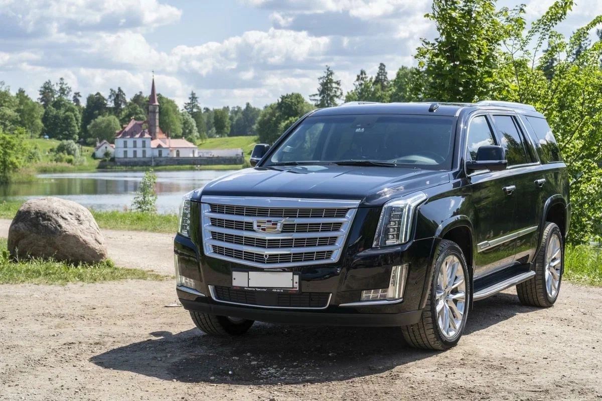 Аренда Cadillac Escalade IV Luxury черный с водителем в Москве, цена от  2500 р/ч