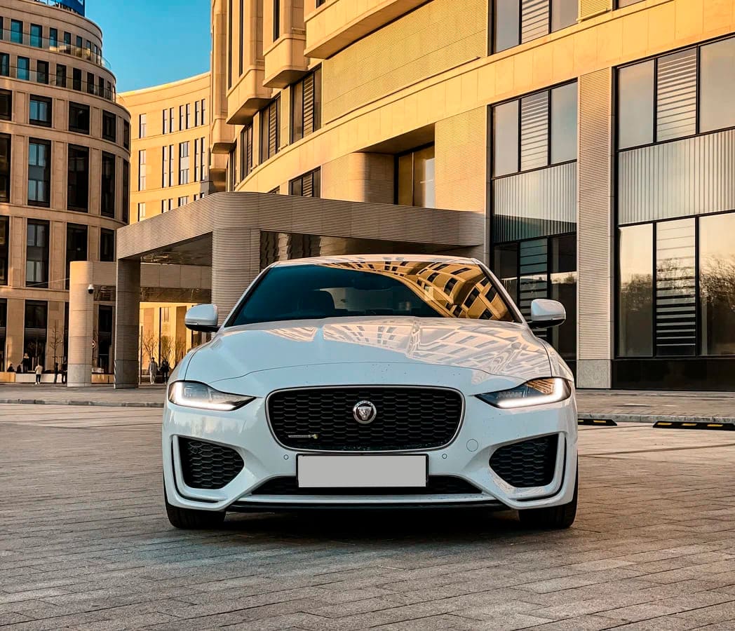 Аренда Jaguar XE I Рестайлинг 2020 белый с водителем в Москве, цена от 2200  р/ч