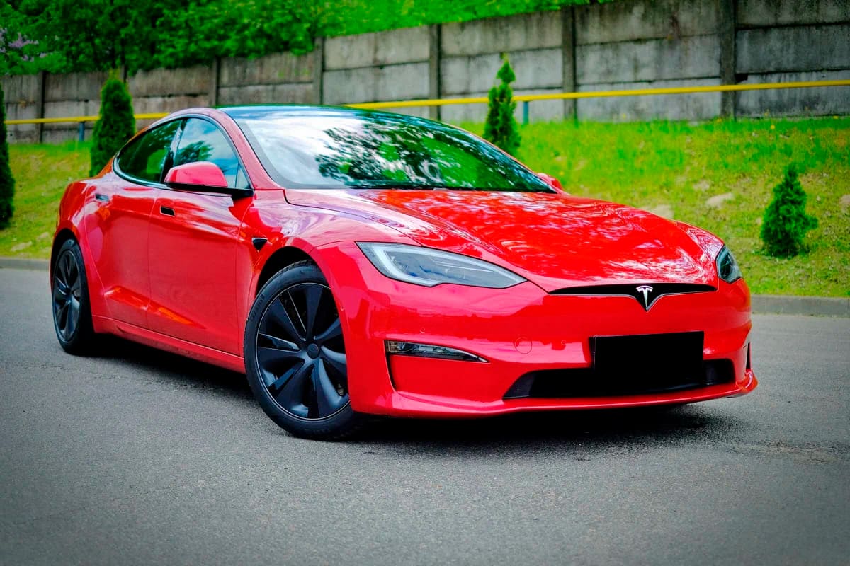 Аренда Tesla Model S I Рестайлинг 2 2022 красный с водителем в Москве, цена  от 5000 р/ч