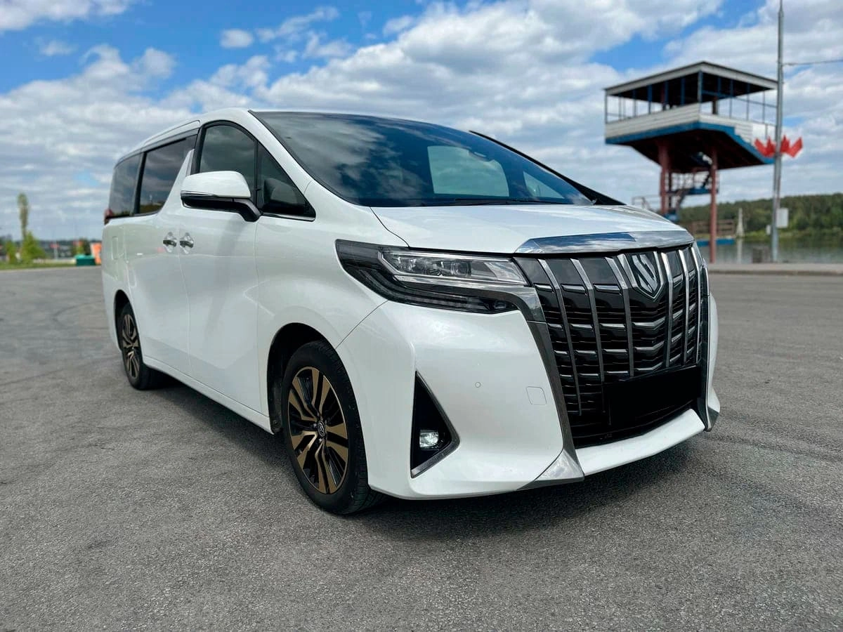 Аренда минивэна Toyota Alphard III Рестайлинг 2021 белый с водителем в  Москве, цена от 2400 р/ч