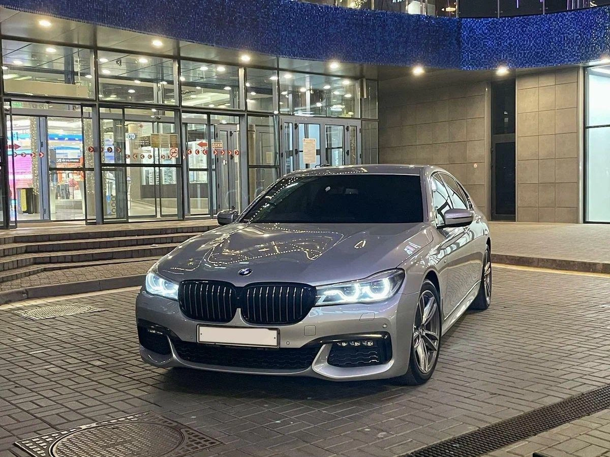 Аренда BMW 730i VI (G11/G12) серебристый с водителем в Москве, цена от 2500  р/ч