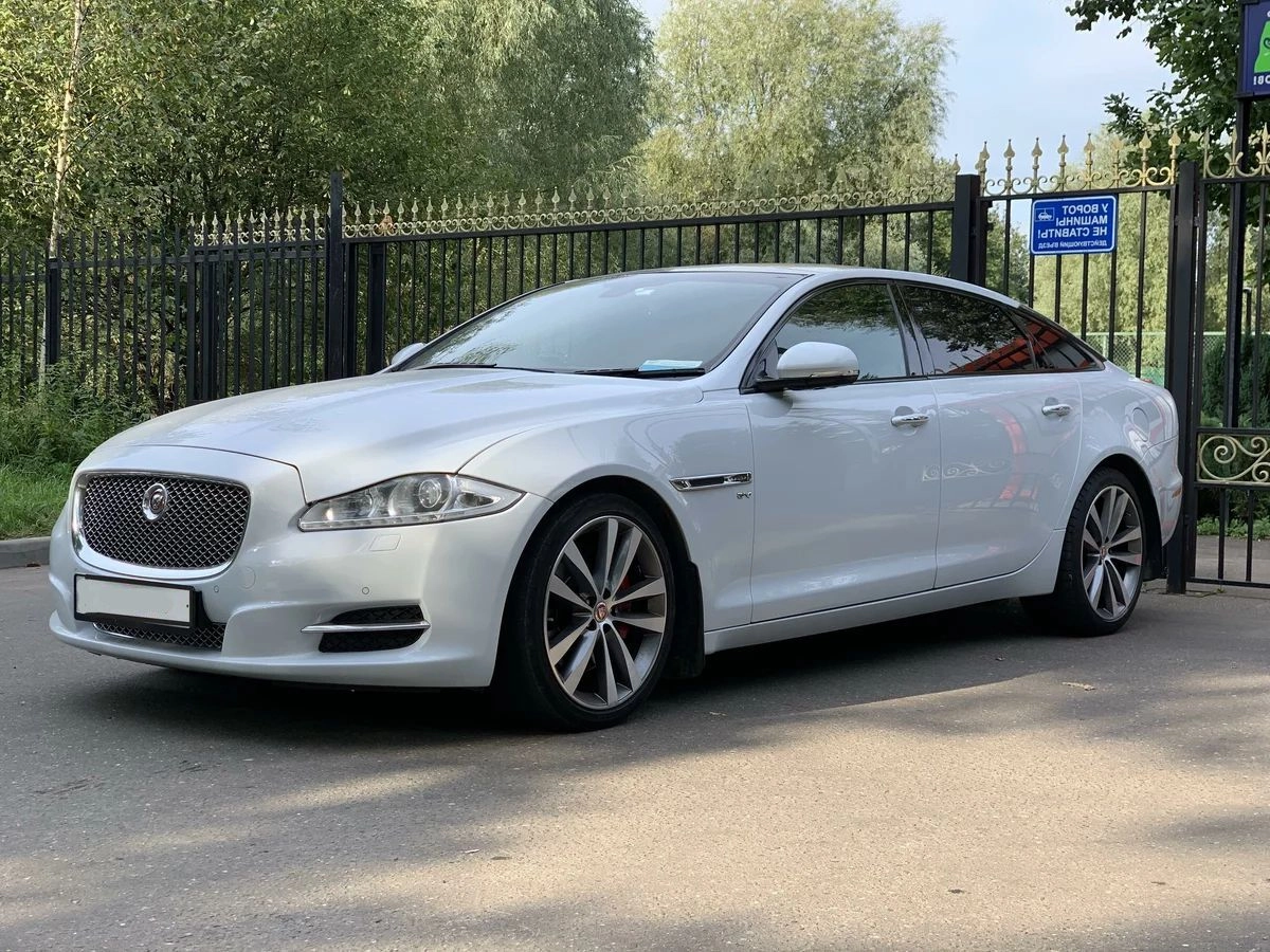 Аренда Jaguar XJ Long IV белый с водителем в Москве, цена от 2500 р/ч