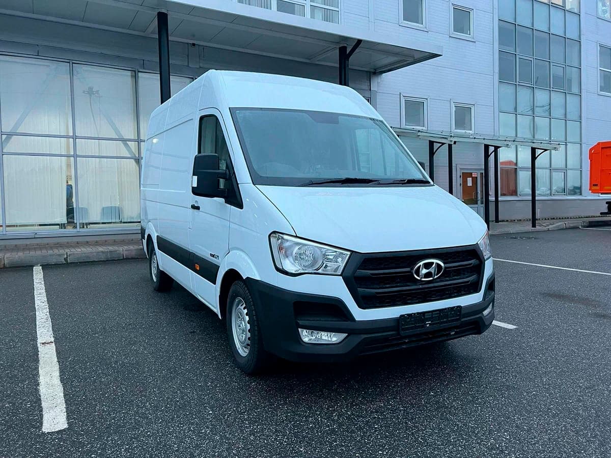 Аренда фургонов Hyundai H350 2022 белый с водителем в Москве, цена от 1000  р/ч