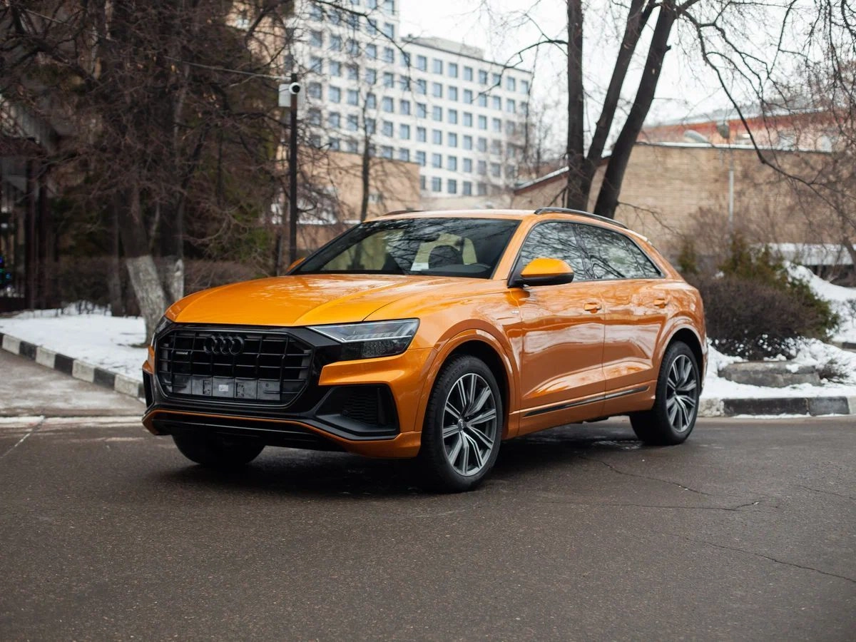 Аренда Audi Q8 I 2020 оранжевая с водителем в Москве, цена от 2500 р/ч