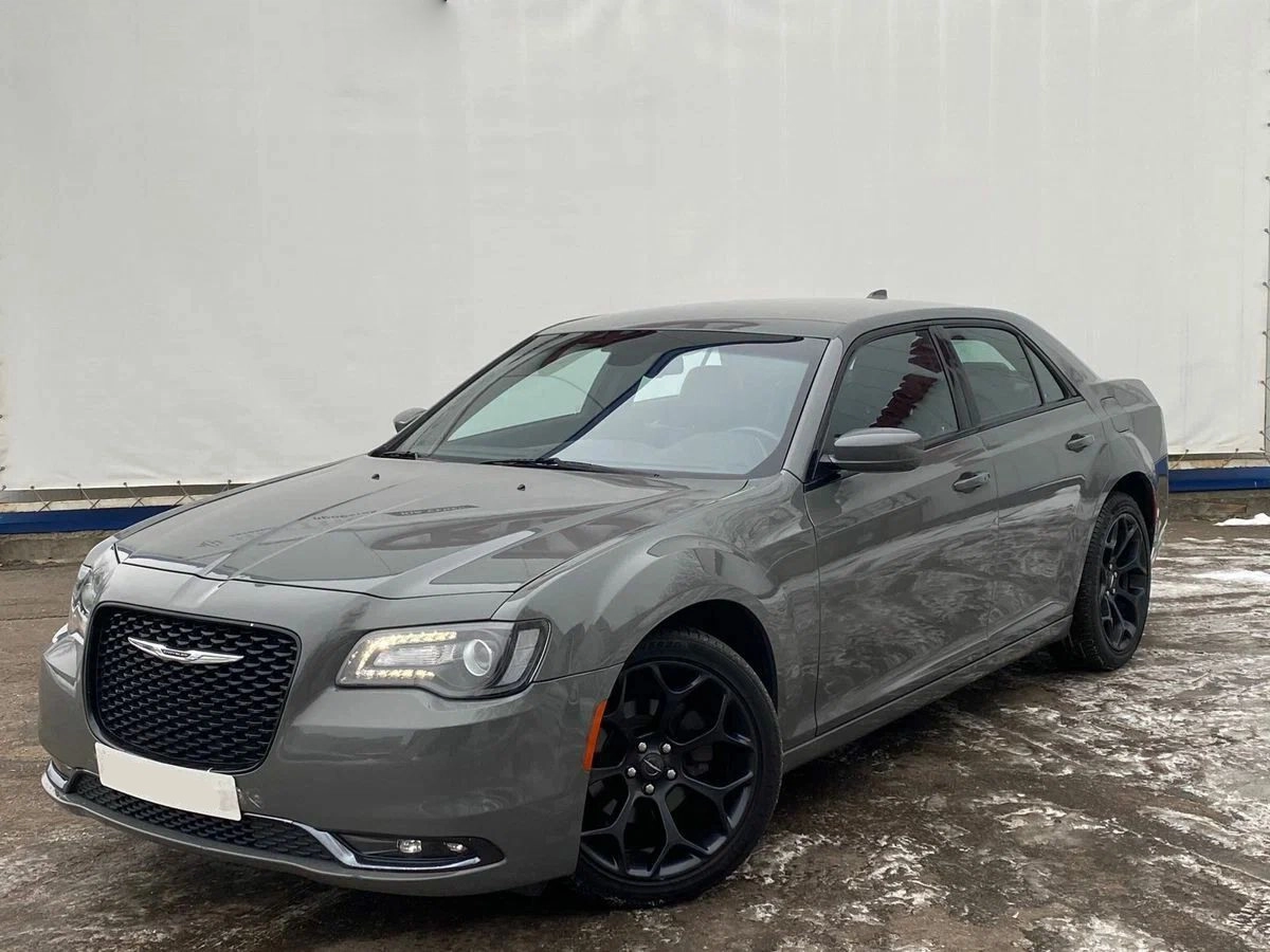 Аренда Chrysler 300C II Рестайлинг серый с водителем в Москве, цена от 2500  р/ч