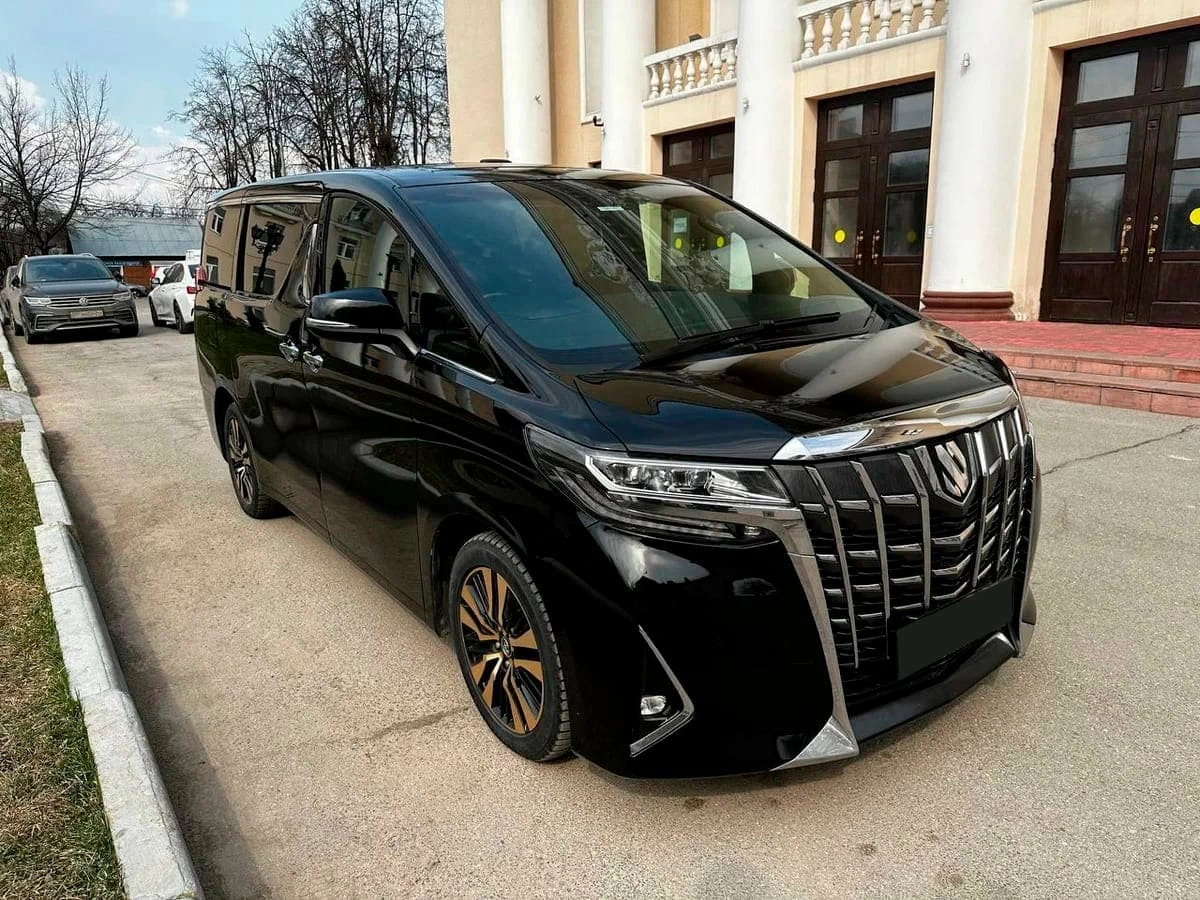 Аренда минивэна Toyota Alphard III Рестайлинг 2020 черный с водителем в  Москве, цена от 2400 р/ч