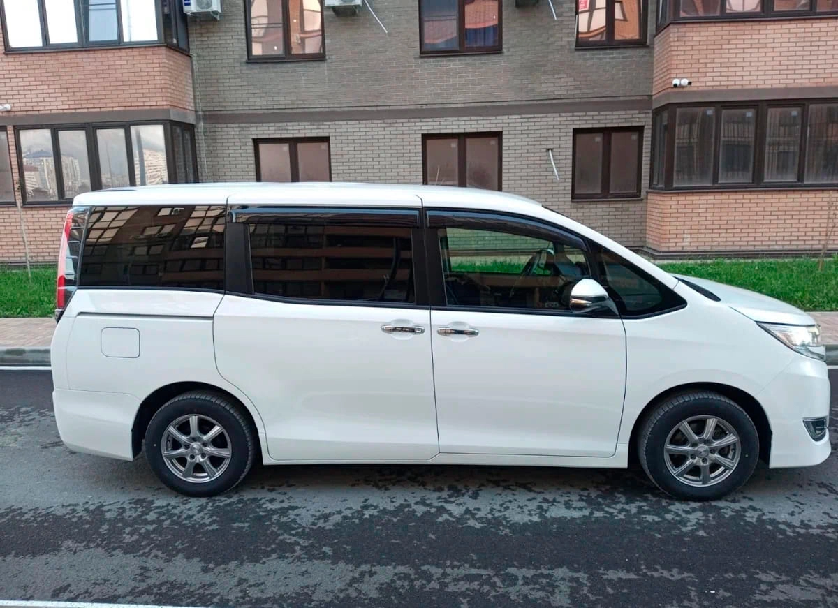 Аренда минивэна Toyota Noah III Рестайлинг 2021 белый с водителем в Москве,  цена от 2500 р/ч