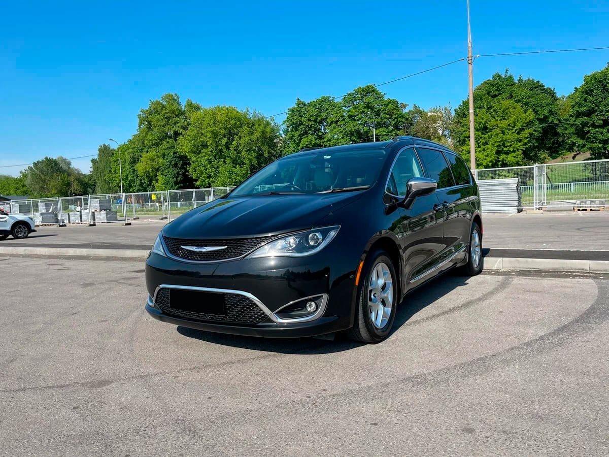 Аренда минивэна Chrysler Pacifica RU 2020 черный с водителем в Москве, цена  от 2000 р/ч