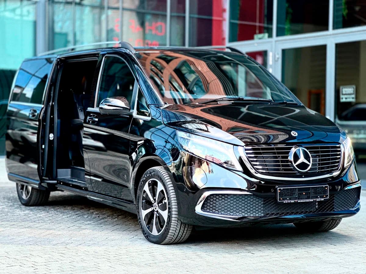 Аренда минивэна Mercedes-Benz EQV 300 Extra Long 2023 черный с водителем в  Москве, цена от 2500 р/ч