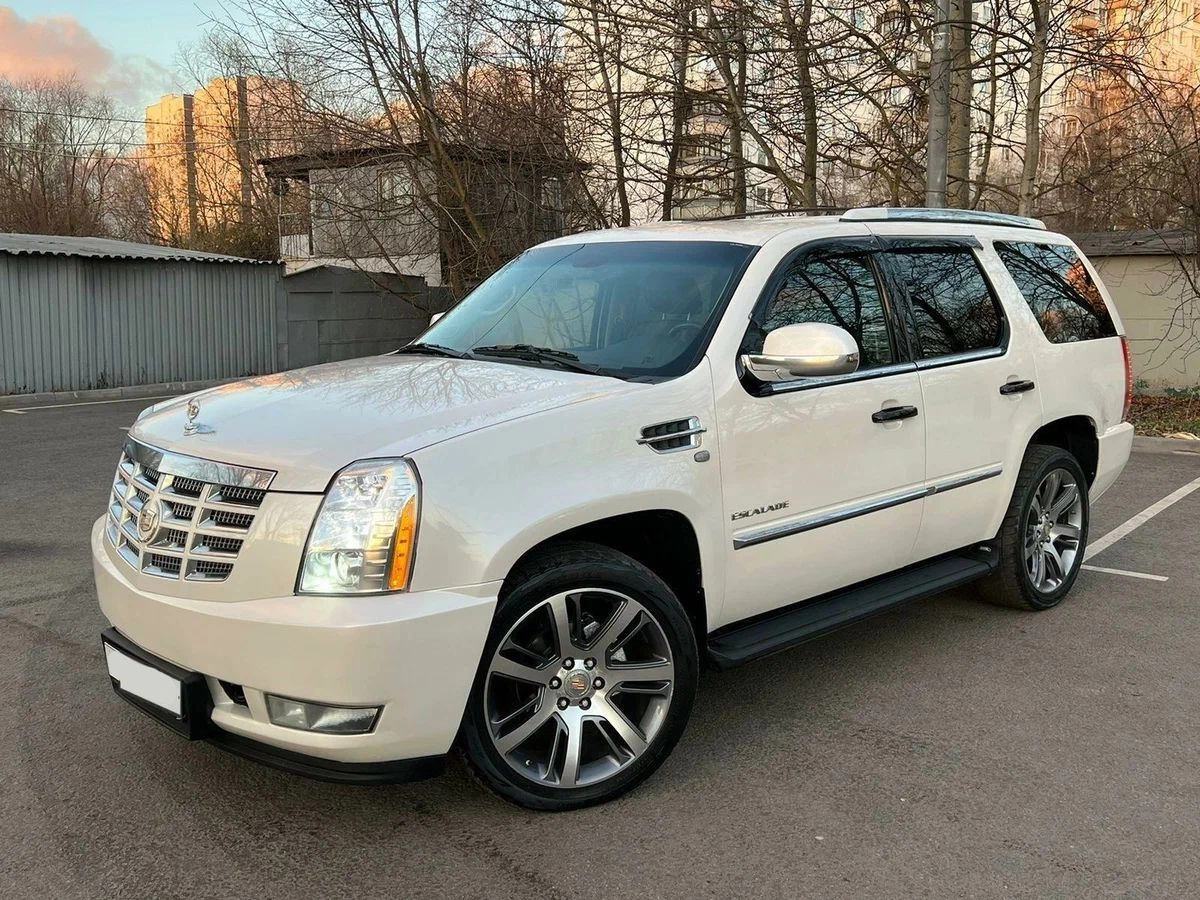 Аренда Cadillac Escalade III белый с водителем в Москве, цена от 2500 р/ч