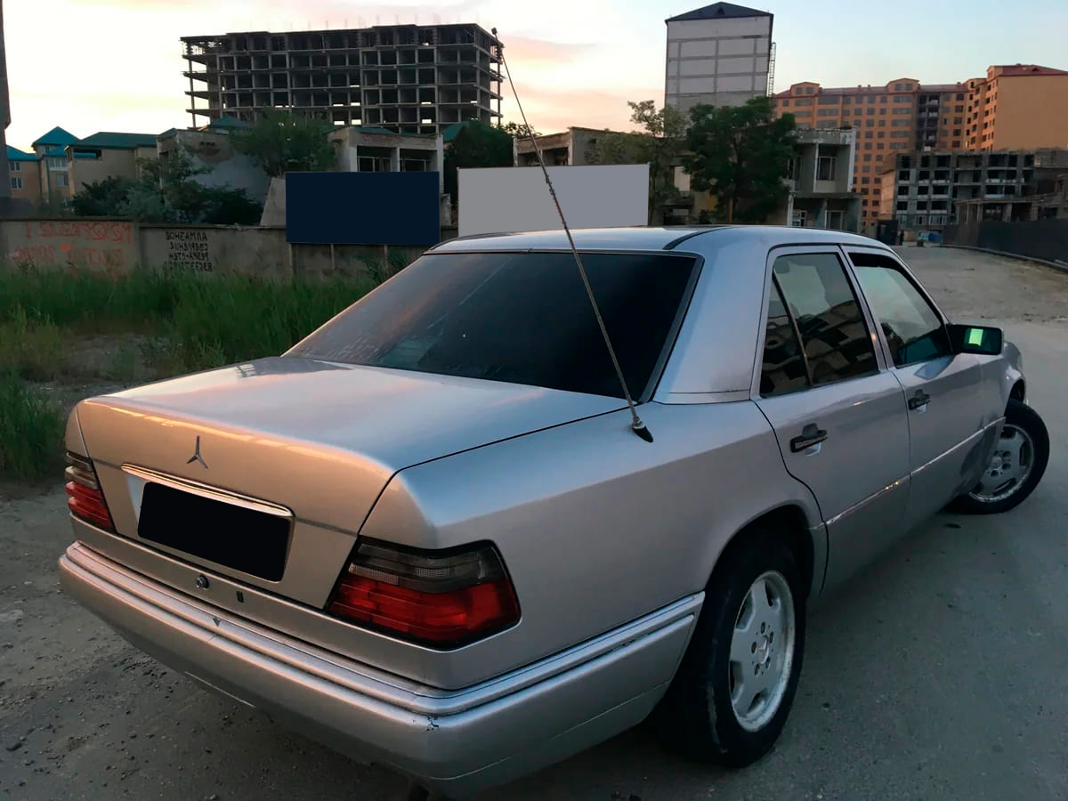 Аренда Mercedes-Benz 320 (W124) 1996 серебристый с водителем в Москве, цена  от 1500 р/ч