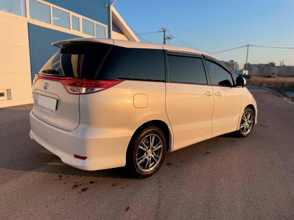 Аренда минивэна Toyota Estima III Рестайлинг 2011 белый с водителем в  Москве, цена от 2000 р/ч