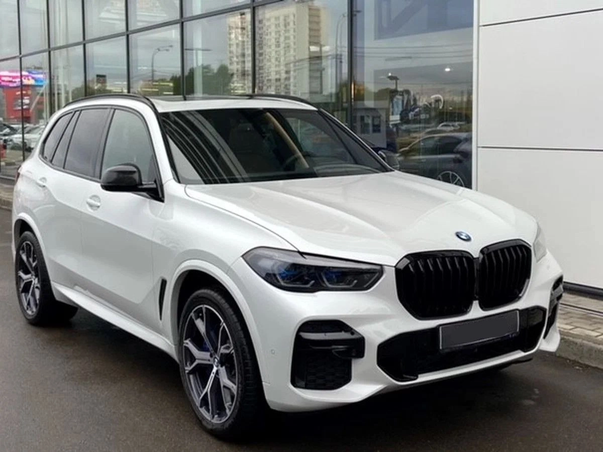 Аренда BMW X5 xDrive 40i IV (G05) 2022 белый с водителем в Москве, цена от  3000 р/ч