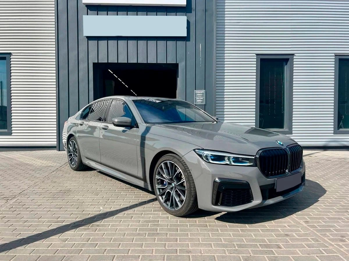 Аренда BMW 750 VI Рестайлинг 2020 серый с водителем в Москве, цена от 2500  р/ч