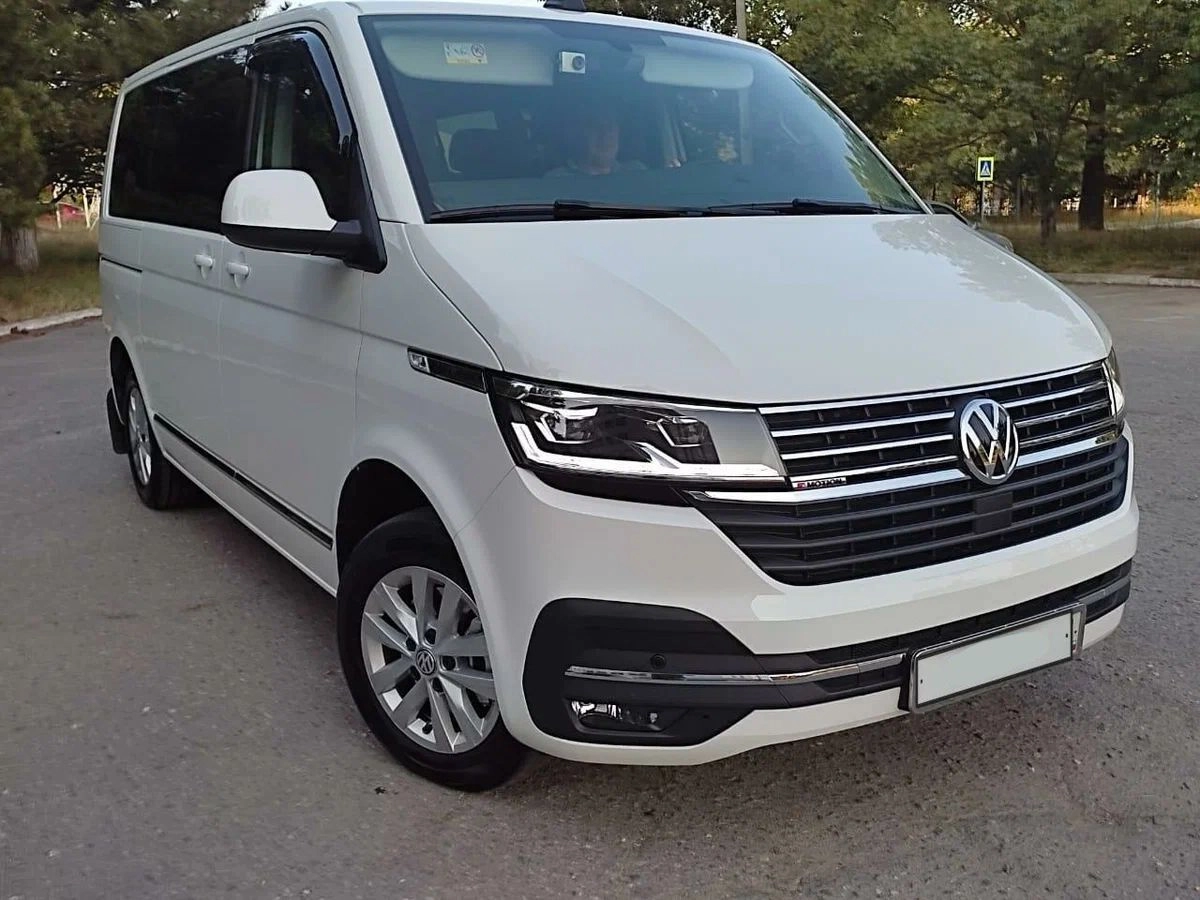 Аренда минивэнов Volkswagen Caravelle T6 рестайлинг 2021 белый с водителем  в Москве, цена от 1500 р/ч