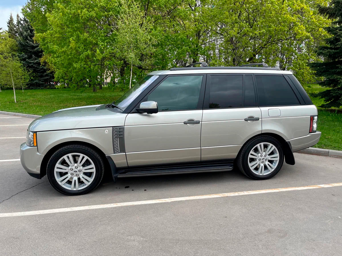 Аренда Land Rover Range Rover Vogue Рестайлинг 2 2012 серый с водителем в  Москве, цена от 2500 р/ч