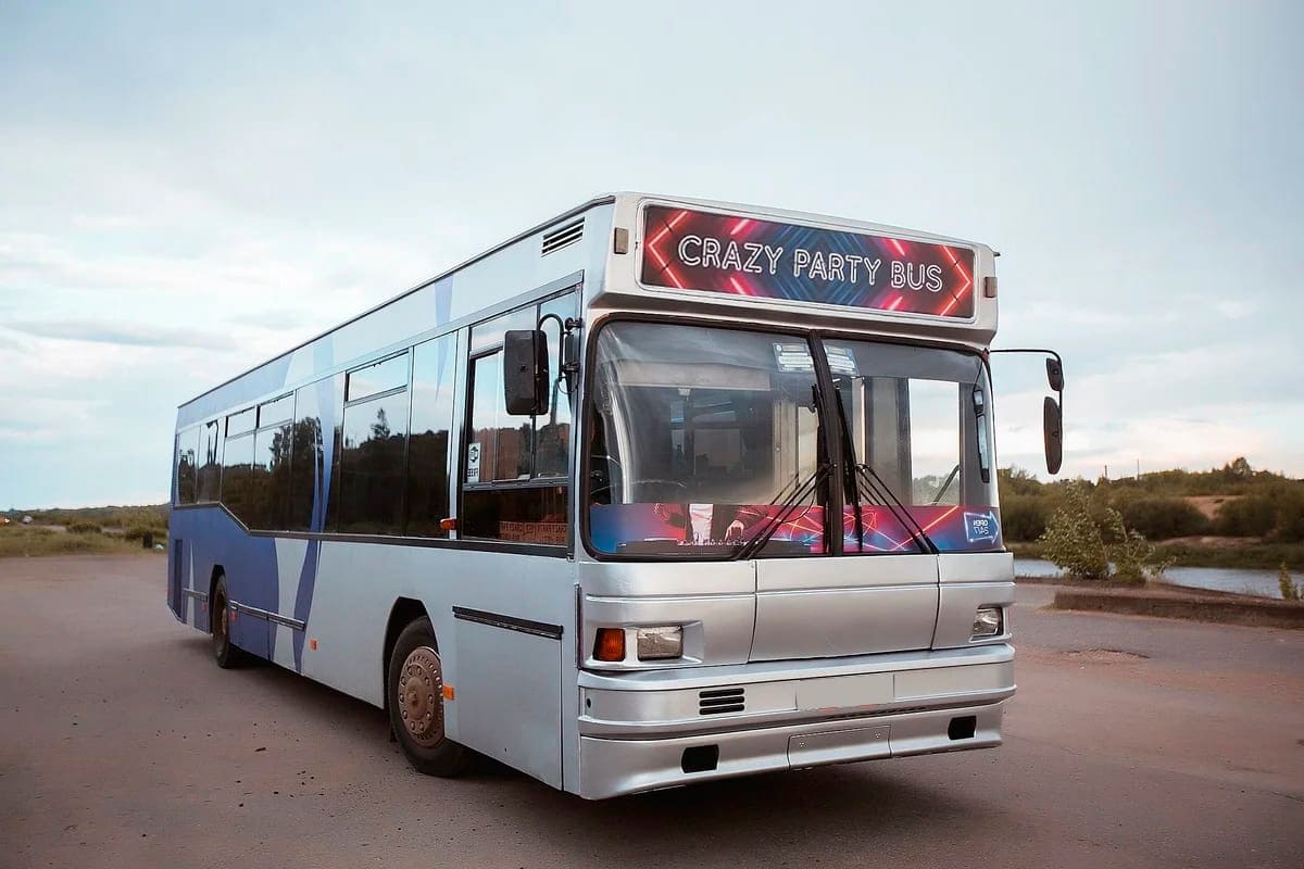 Аренда автобуса Party Bus пурпурный с водителем в Москве, цена от 7000 р/ч