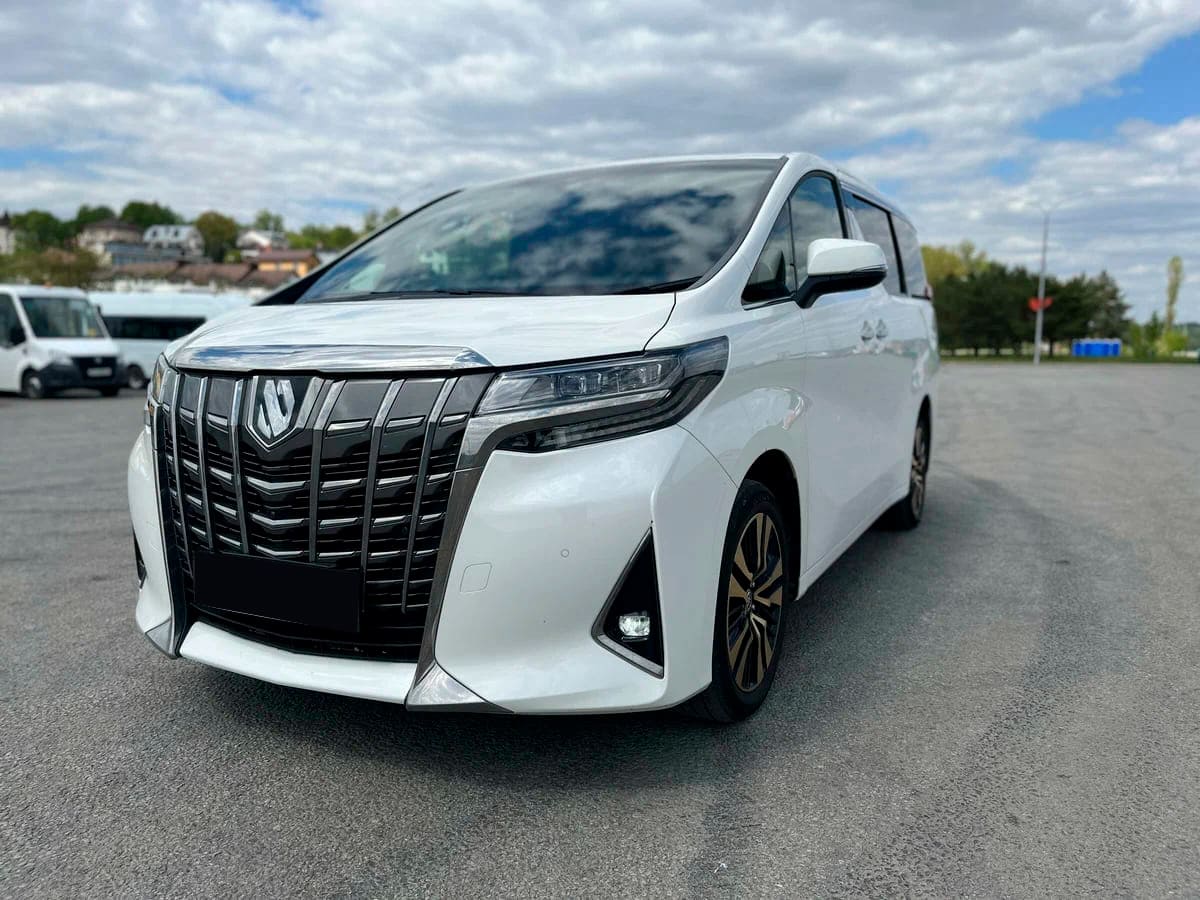 Аренда минивэна Toyota Alphard III Рестайлинг 2021 белый с водителем в  Москве, цена от 2400 р/ч