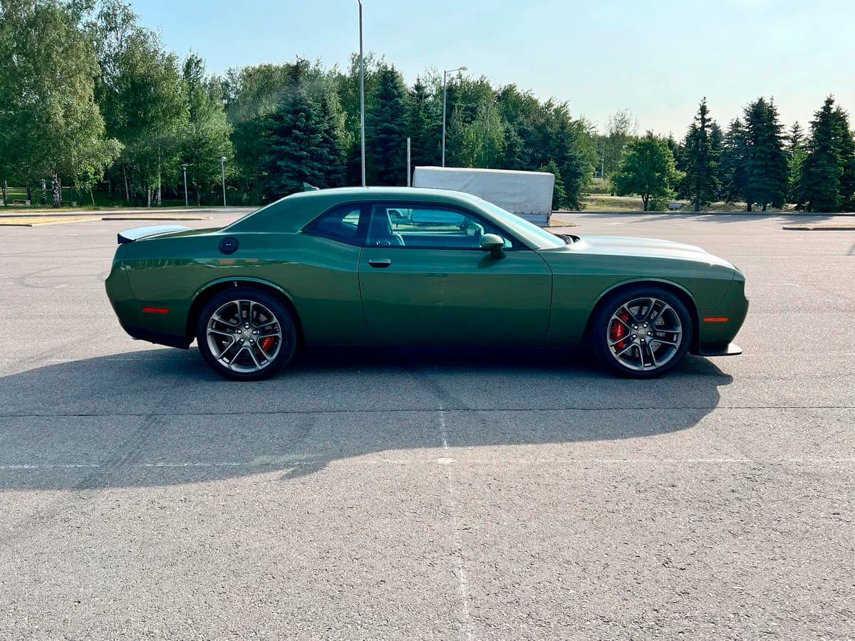 Аренда Dodge Challenger SRT III Рестайлинг 2 Demon 2022 зеленый с водителем  в Москве, цена от 3500 р/ч