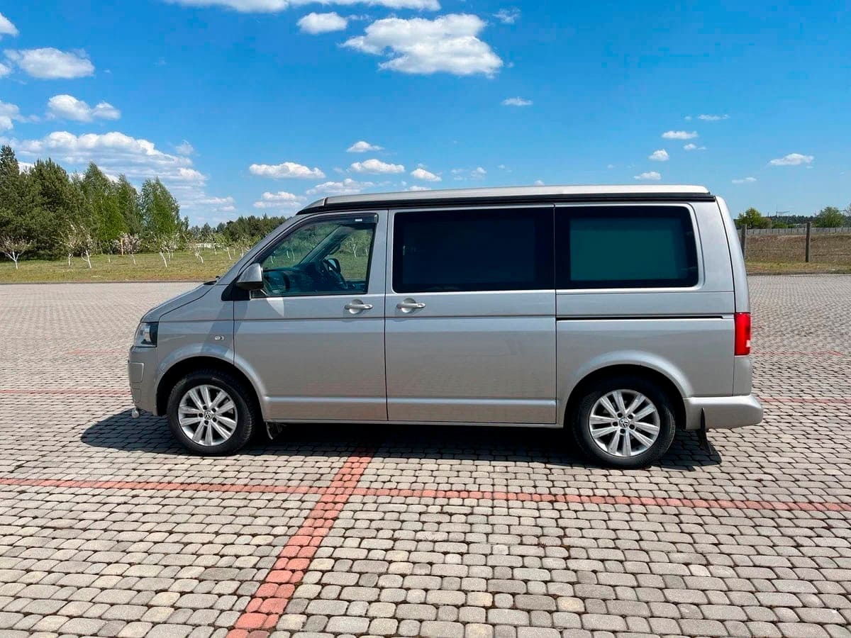 Аренда минивэна Volkswagen California T5 Рестайлинг 2015 бежевый с  водителем в Москве, цена от 3000 р/ч