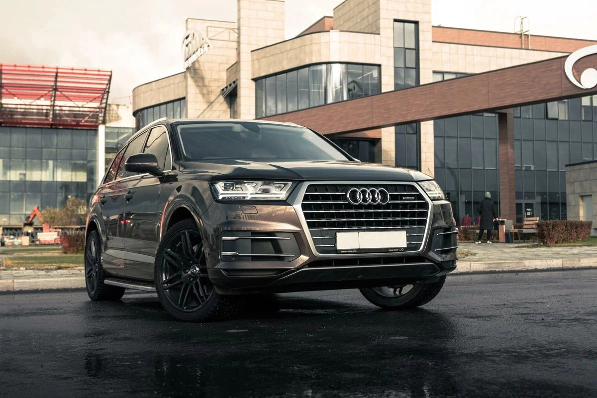 Аренда Audi Q7 II (4M) коричневая с водителем в Москве, цена от 2500 р/ч