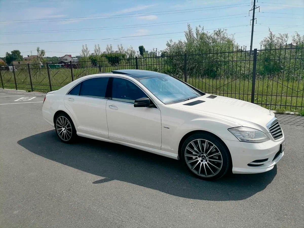 Аренда Mercedes-Benz S-Класс 500 Long (W221) Рестайлинг 2013 белый с  водителем в Москве, цена от 2500 р/ч