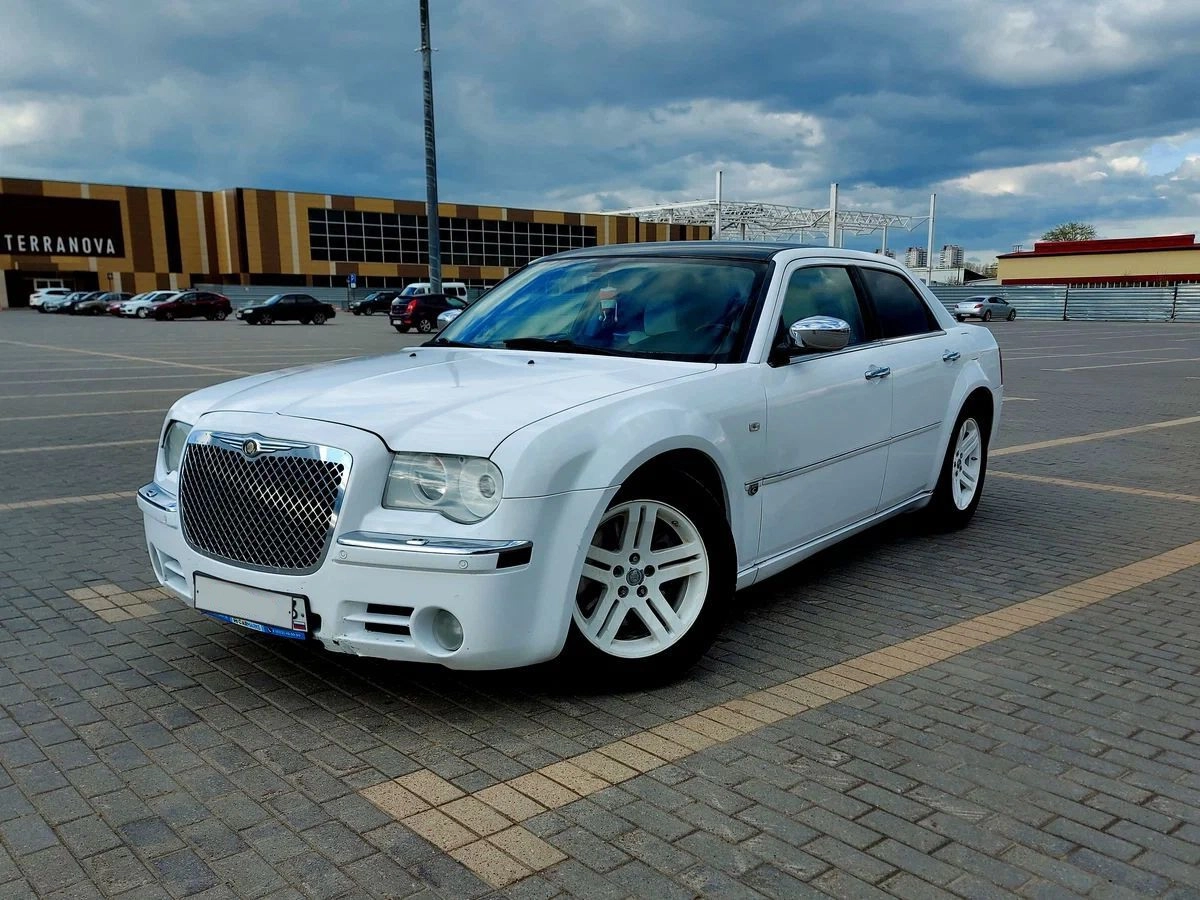 Аренда Chrysler 300C I 2007 белый с водителем в Москве, цена от 2000 р/ч