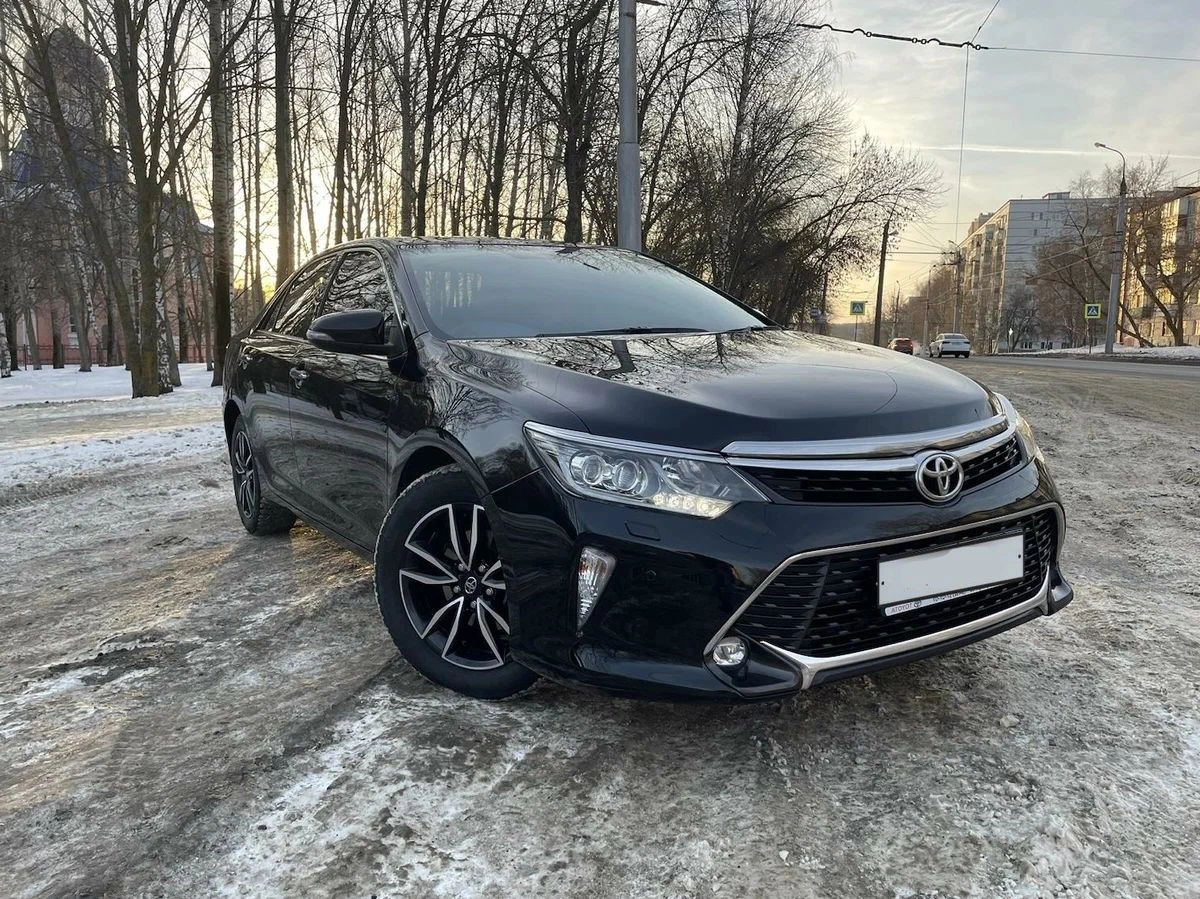 Аренда Toyota Camry VII (XV50) Рестайлинг 2 черный с водителем в Москве,  цена от 1500 р/ч