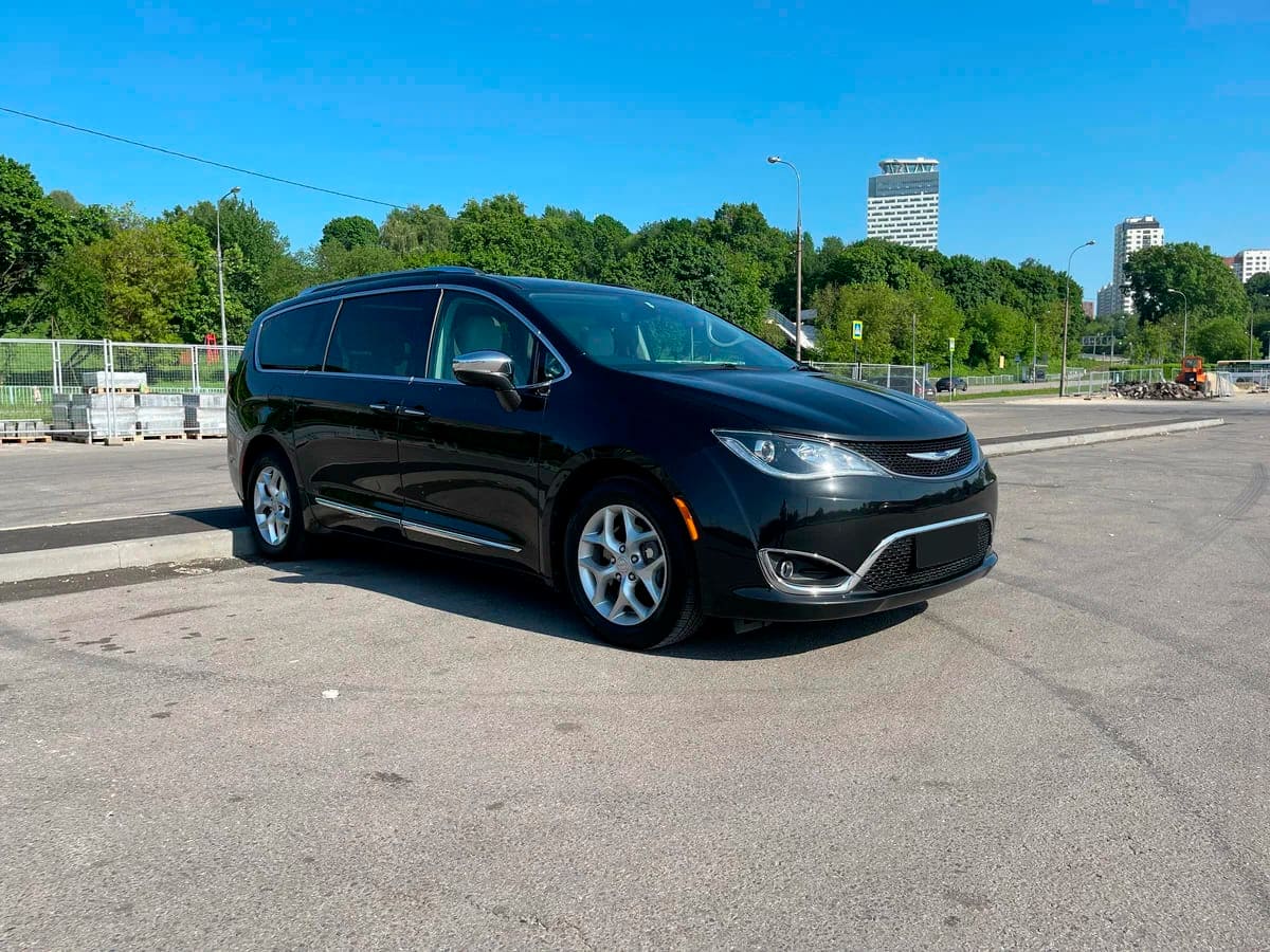 Аренда минивэна Chrysler Pacifica RU 2020 черный с водителем в Москве, цена  от 2000 р/ч