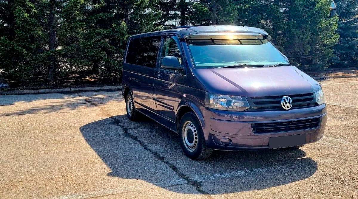 Аренда минивэна Volkswagen Transporter T5 Рестайлинг Long 2014 фиолетовый с  водителем в Москве, цена от 2000 р/ч