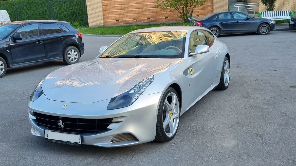 Аренда Ferrari FF серебристый с водителем в Москве, цена от 5000 р/ч