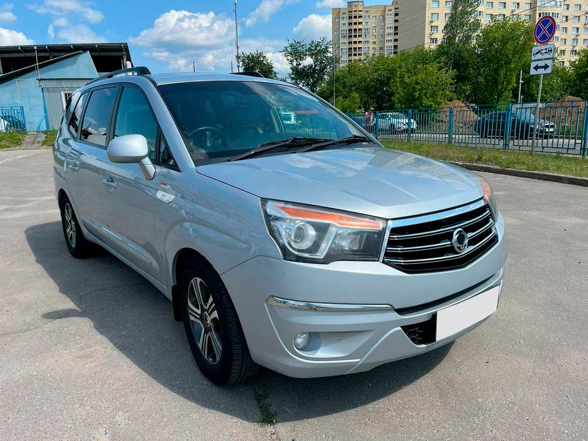 Аренда минивэна SsangYong Stavic 2014 серебристый с водителем в Москве,  цена от 2000 р/ч