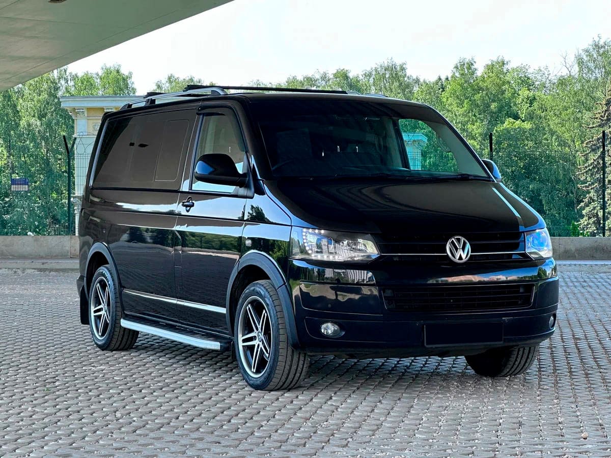 Аренда минивэна Volkswagen Multivan T6 2016 черный с водителем в Москве,  цена от 2000 р/ч