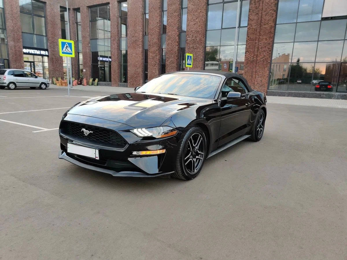 Аренда Ford Mustang VI Рестайлинг 2020 черный с водителем в Москве, цена от  2500 р/ч