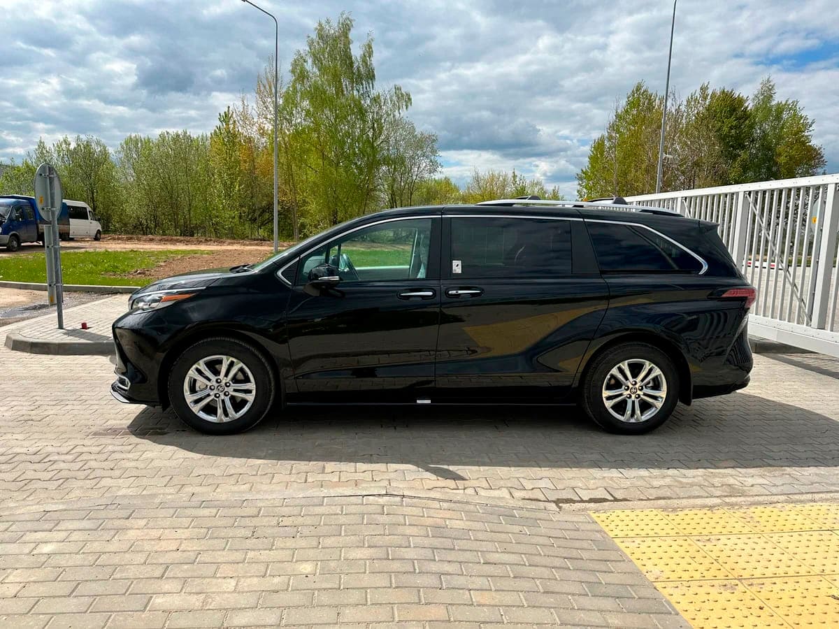 Аренда минивэна Toyota Sienna IV 2023 черный с водителем в Москве, цена от  2500 р/ч