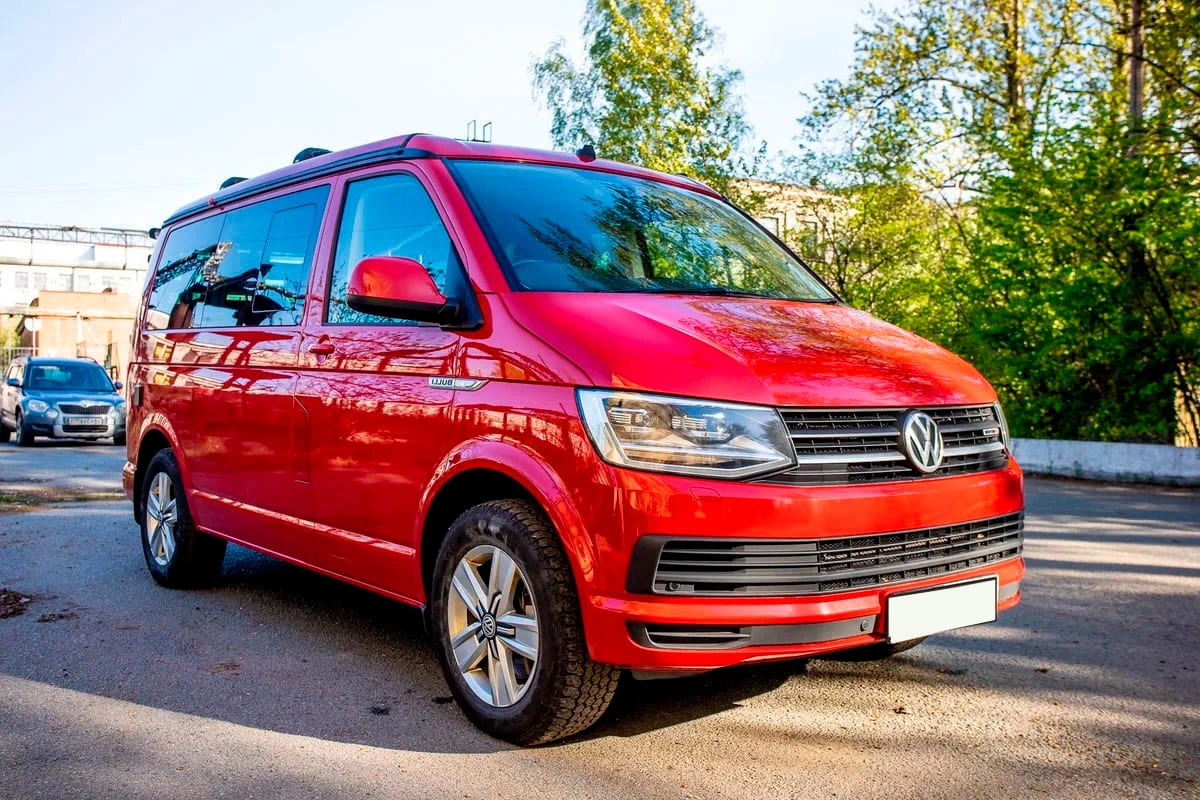 Аренда минивэна Volkswagen California T6 Рестайлинг 2020 красный с  водителем в Москве, цена от 2500 р/ч