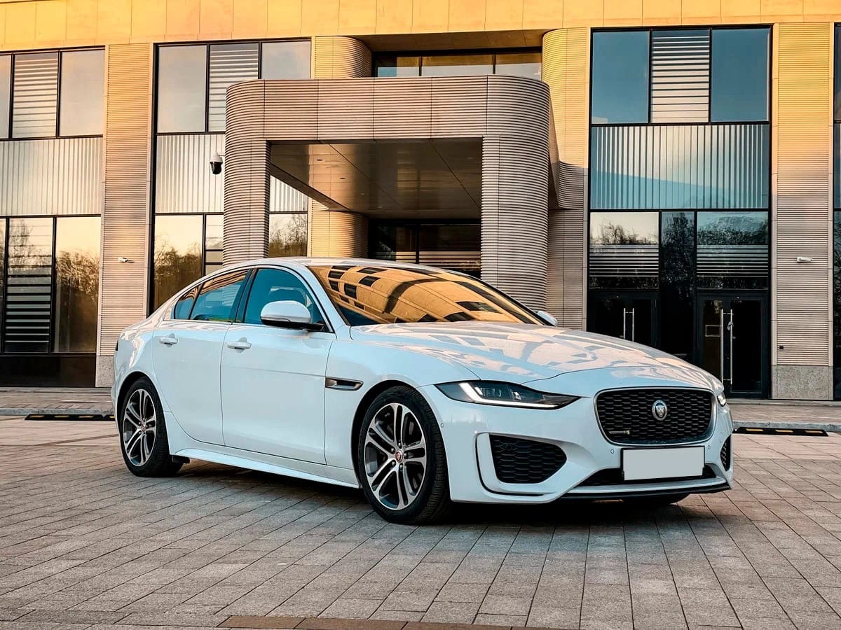 Аренда Jaguar XE I Рестайлинг 2020 белый с водителем в Москве, цена от 2200  р/ч