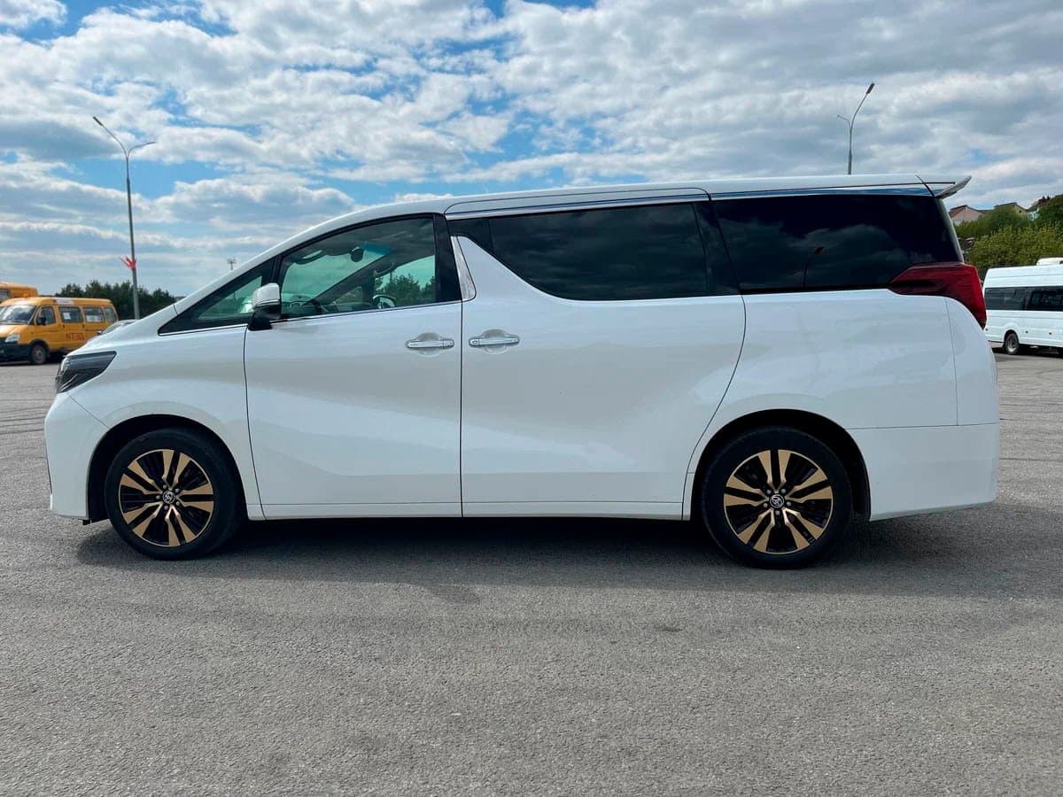 Аренда alphard с водителем. Белый минивэн Тойота. Toyota Alphard аренда.