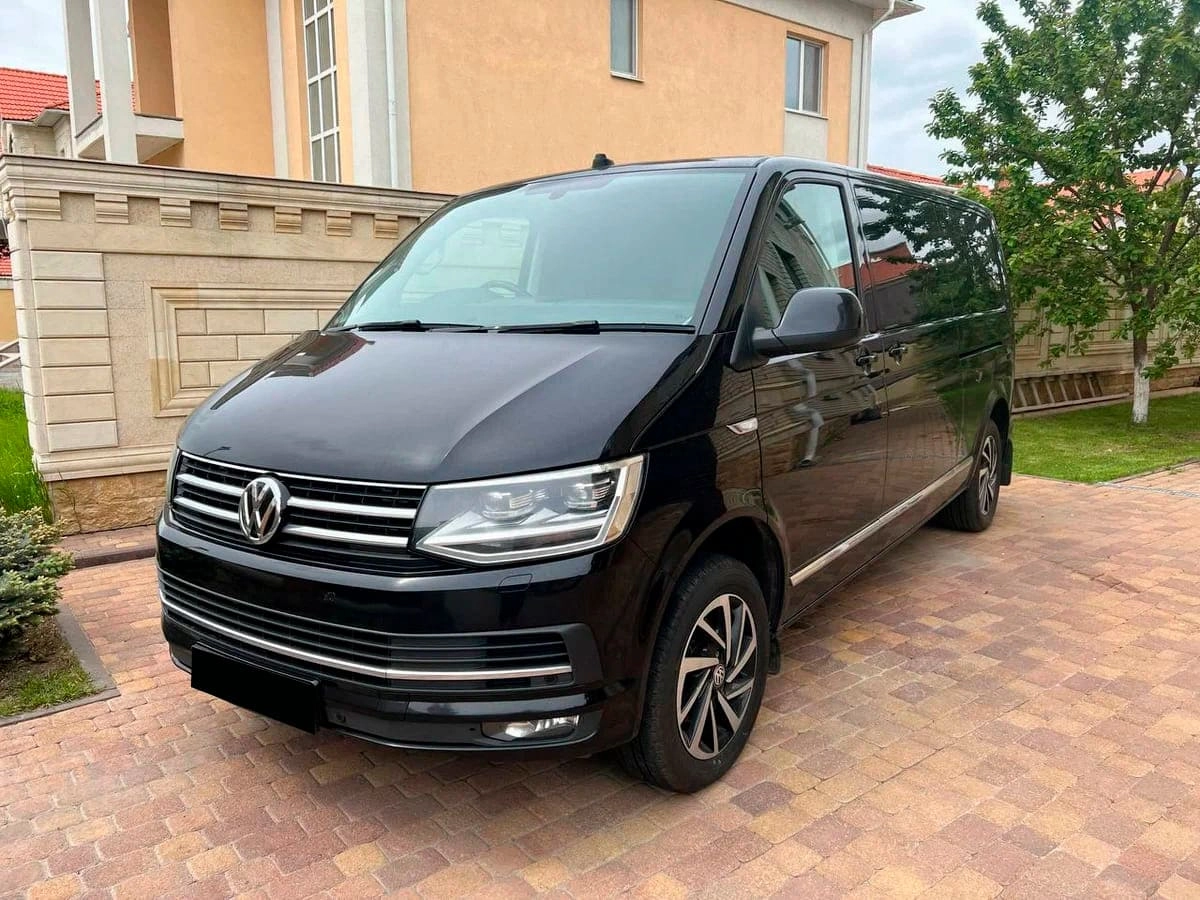 Аренда микроавтобуса Volkswagen Caravelle 2020 черный с водителем в Москве,  цена от 2500 р/ч