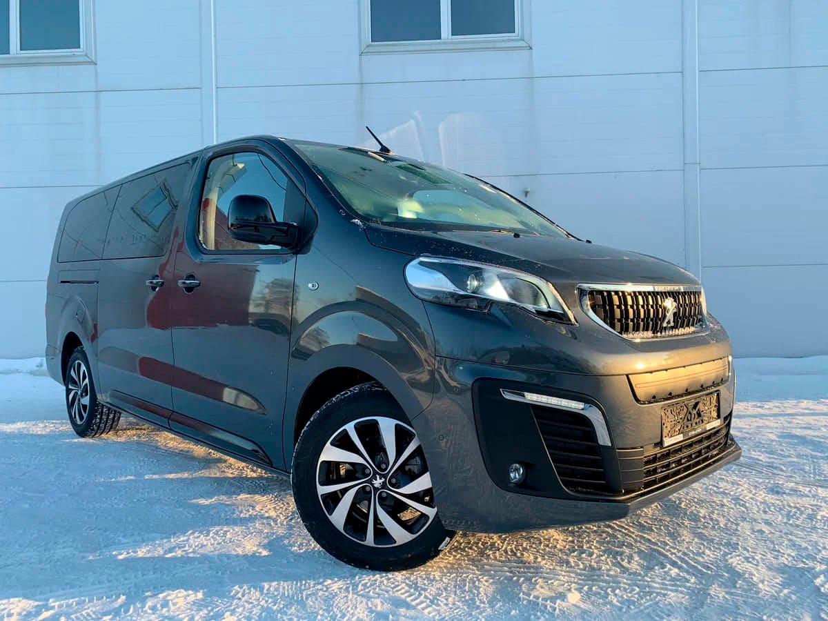 Аренда минивэна Peugeot Traveller Long I 2022 черный с водителем в Москве,  цена от 1500 р/ч