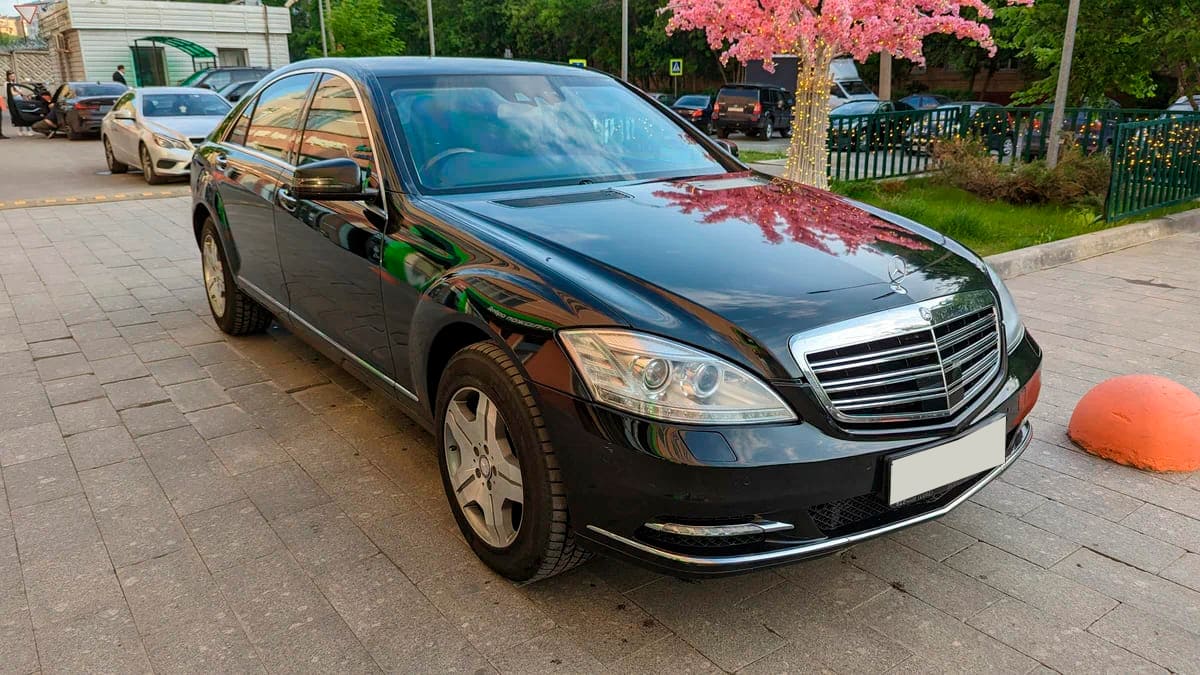 Аренда Mercedes-Benz S-Класс Long (W221) Рестайлинг 2011 черный с водителем  в Москве, цена от 2500 р/ч