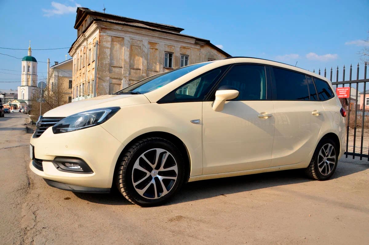 Аренда минивэна Opel Zafira C Рестайлинг 2019 бежевый с водителем в Москве,  цена от 2000 р/ч