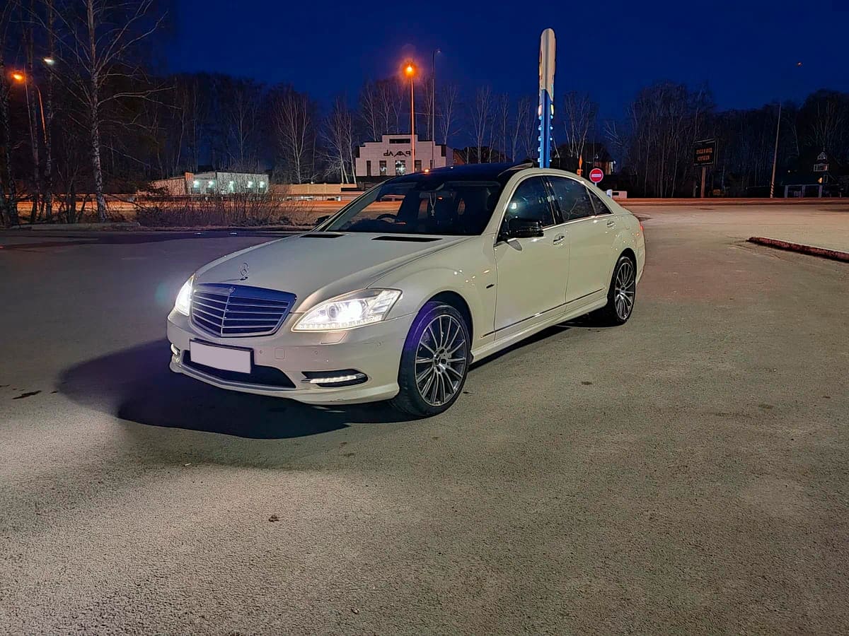 Аренда Mercedes-Benz S-Класс 500 Long (W221) Рестайлинг 2013 белый с  водителем в Москве, цена от 2500 р/ч